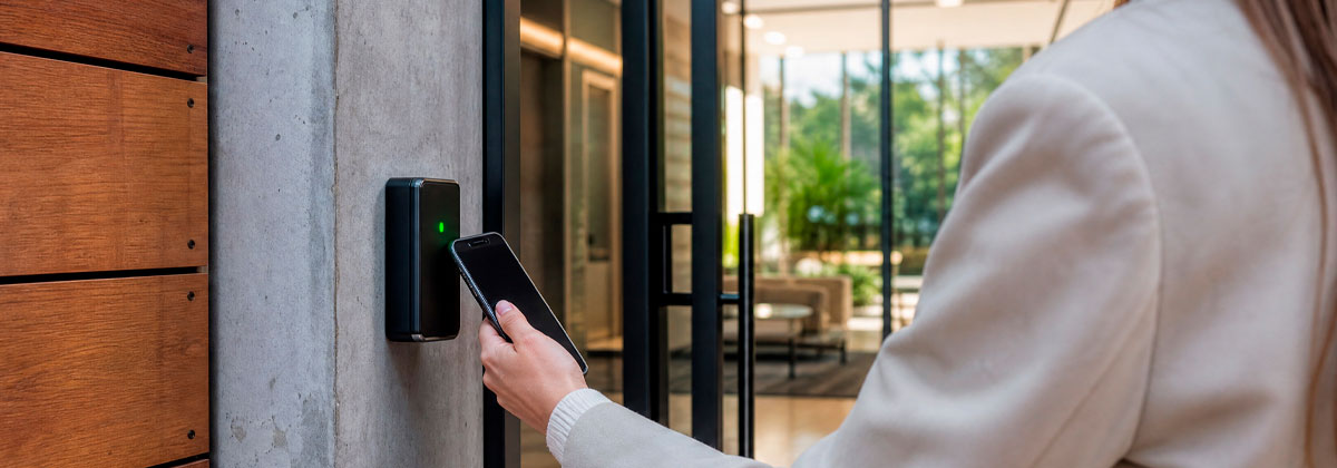 Control de acceso para edificios: cómo funciona, qué tipos hay y qué tener en cuenta